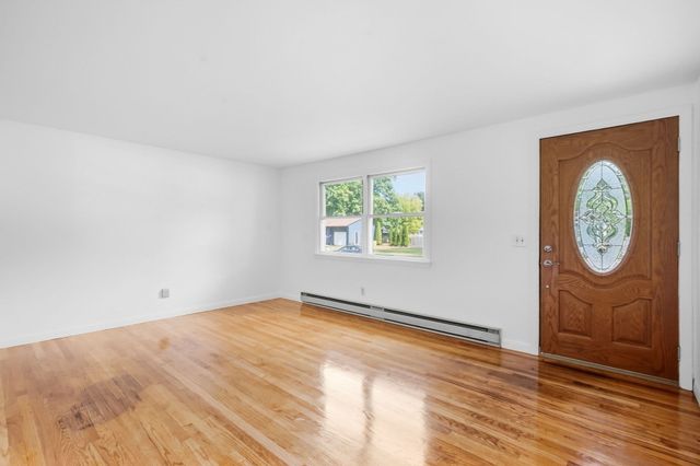 202 Glenoak Dr, Springfield, MA 01129