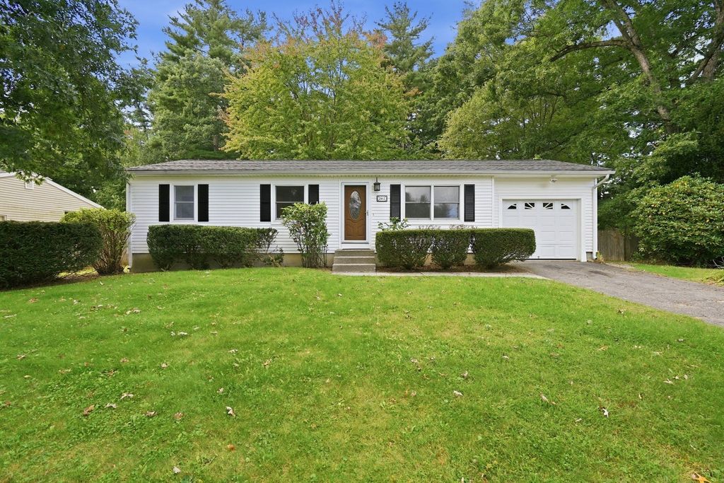 202 Glenoak Dr, Springfield, MA 01129