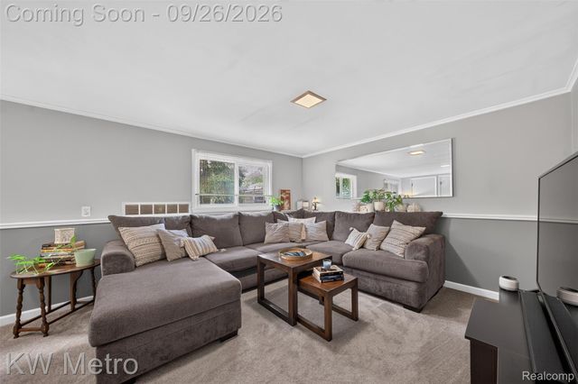348 E Evelyn Avenue, Hazel Park, MI 48030