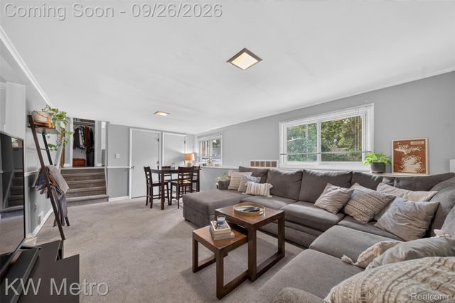 348 E Evelyn Avenue, Hazel Park, MI 48030