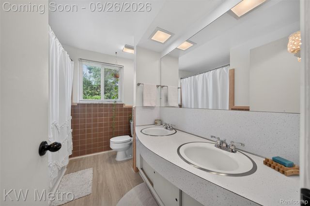 348 E Evelyn Avenue, Hazel Park, MI 48030