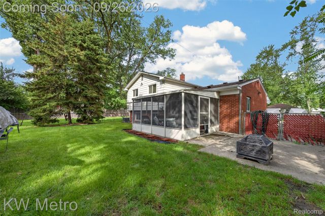 348 E Evelyn Avenue, Hazel Park, MI 48030