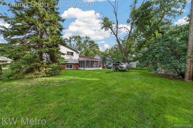 348 E Evelyn Avenue, Hazel Park, MI 48030