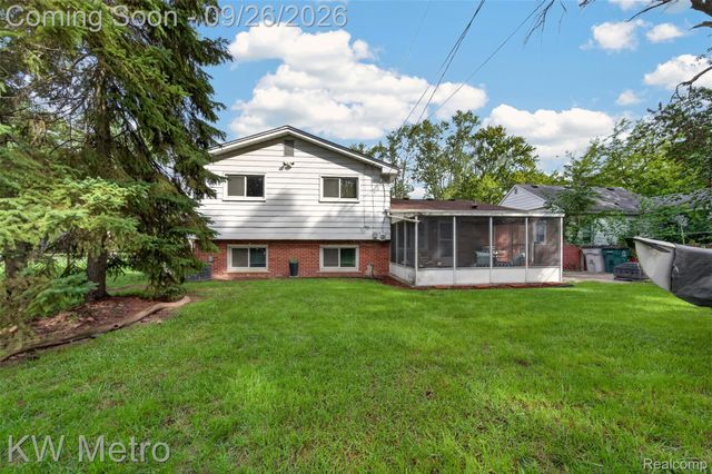 348 E Evelyn Avenue, Hazel Park, MI 48030