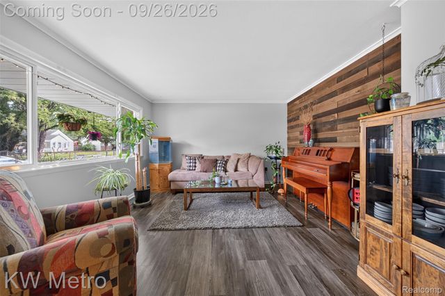 348 E Evelyn Avenue, Hazel Park, MI 48030
