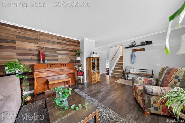 348 E Evelyn Avenue, Hazel Park, MI 48030