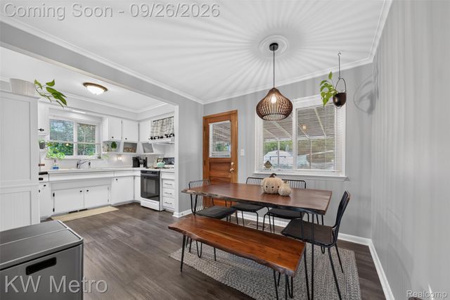 348 E Evelyn Avenue, Hazel Park, MI 48030
