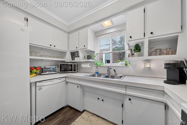 348 E Evelyn Avenue, Hazel Park, MI 48030