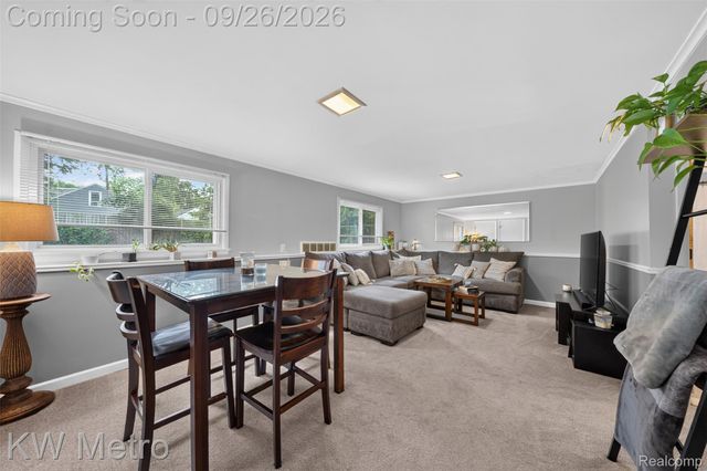 348 E Evelyn Avenue, Hazel Park, MI 48030
