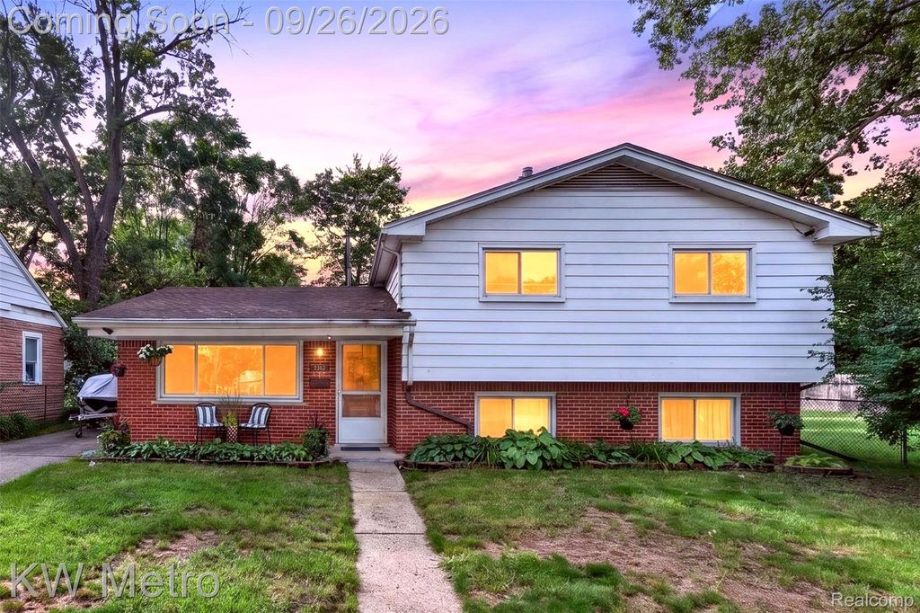 348 E Evelyn Avenue, Hazel Park, MI 48030