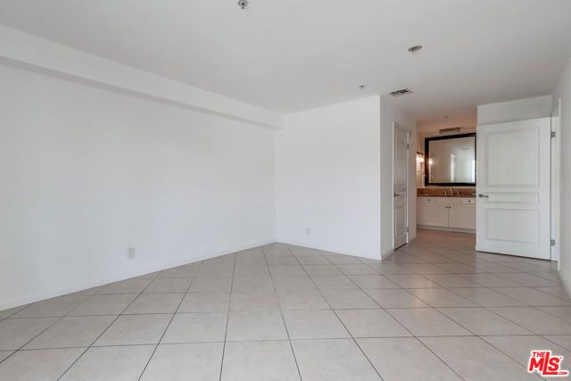 7320 Hawthorn Avenue 207, Los Angeles, CA 90046