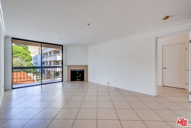 7320 Hawthorn Avenue 207, Los Angeles, CA 90046