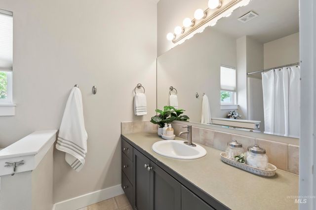 5356 N Schumann Ave, Meridian, ID 83646