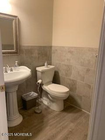 32 Dover Court, Tinton Falls, NJ 07712