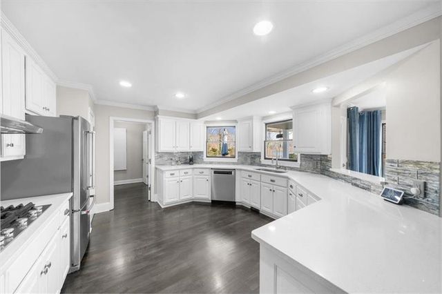 6313 Shoreland Circle, Buford, GA 30518