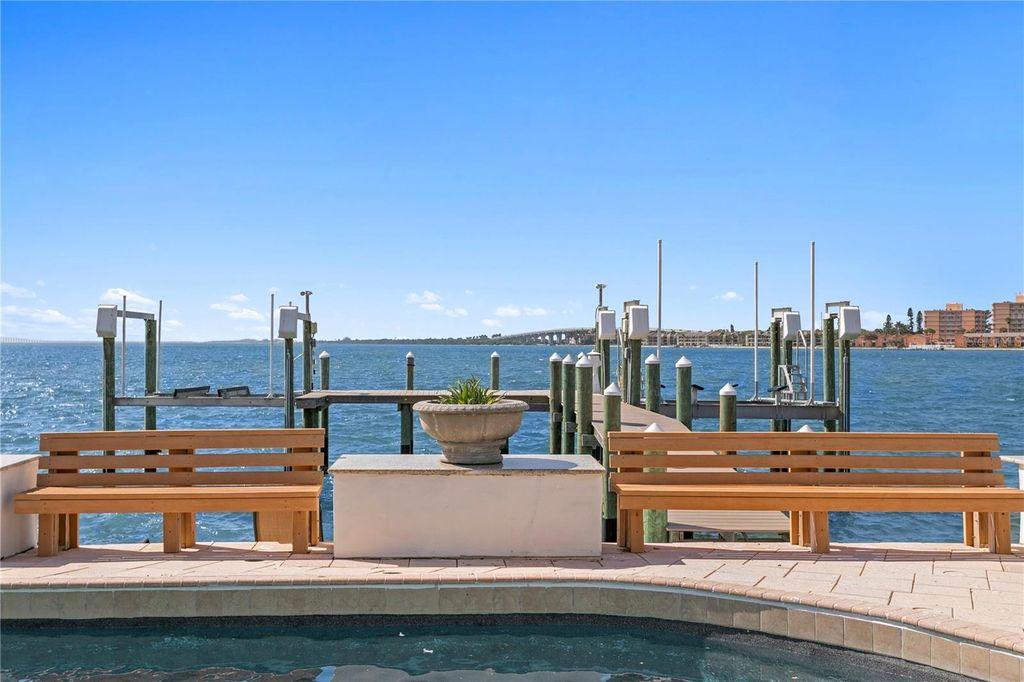 Image 7 of property listing at 2970 68TH AVENUE S, St Petersburg, FL 33712