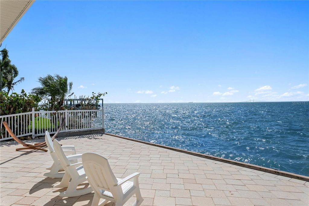 Image 8 of property listing at 2970 68TH AVENUE S, St Petersburg, FL 33712