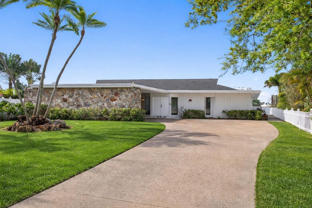 Image 10 of property listing at 2970 68TH AVENUE S, St Petersburg, FL 33712