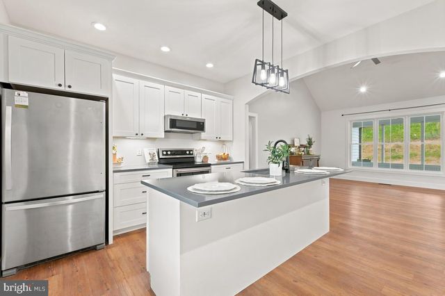 412 CEDAR HILL LN, Bentonville, VA 22610