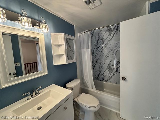 17082 Kingsbrooke Drive, Clinton Township, MI 48038