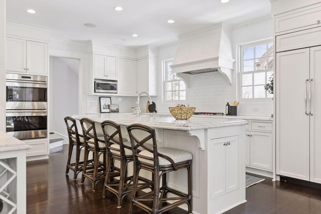 2735 E Lake Of The Isles Parkway, Minneapolis, MN 55408