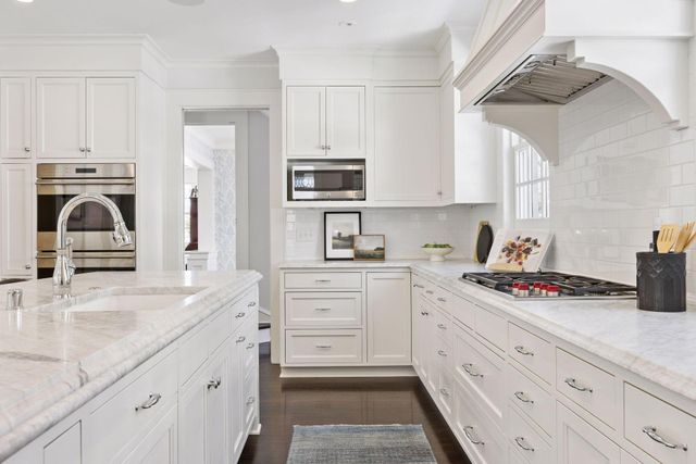 2735 E Lake Of The Isles Parkway, Minneapolis, MN 55408