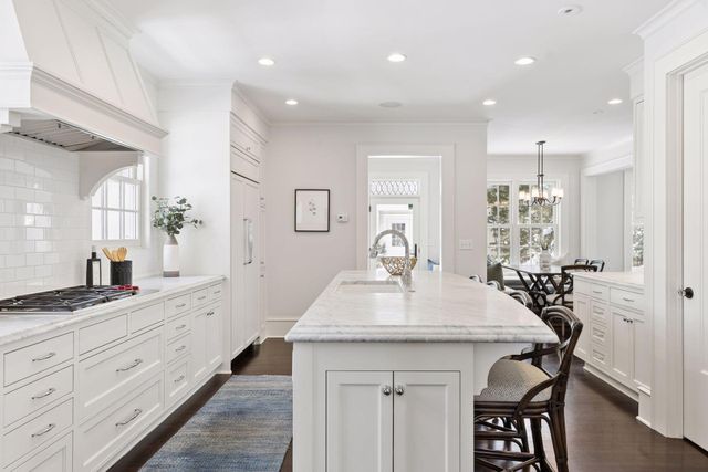 2735 E Lake Of The Isles Parkway, Minneapolis, MN 55408