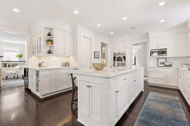 2735 E Lake Of The Isles Parkway, Minneapolis, MN 55408