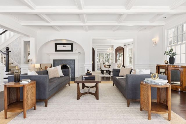 2735 E Lake Of The Isles Parkway, Minneapolis, MN 55408