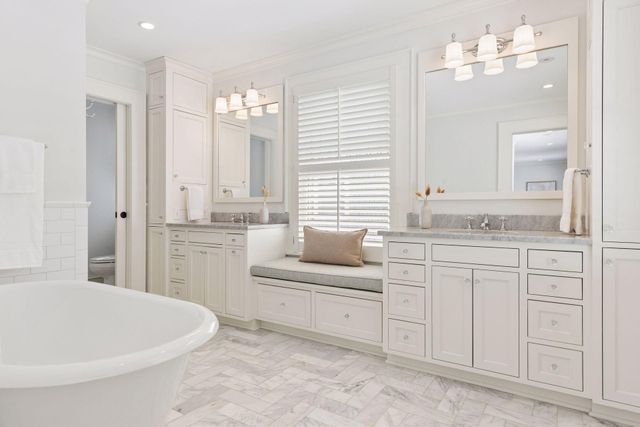 2735 E Lake Of The Isles Parkway, Minneapolis, MN 55408