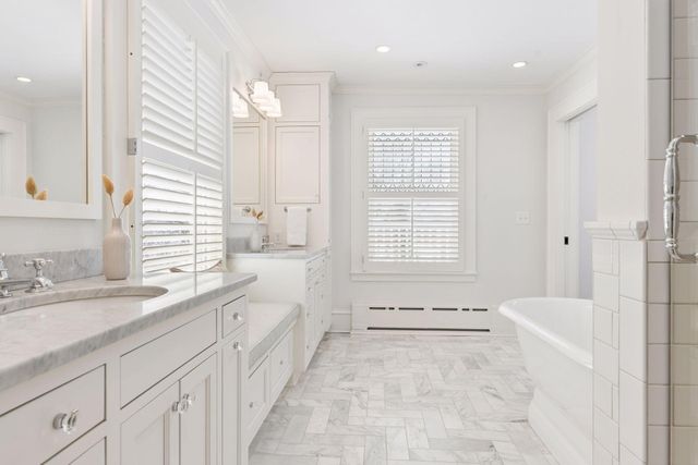 2735 E Lake Of The Isles Parkway, Minneapolis, MN 55408