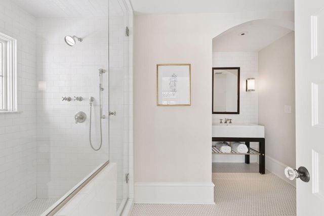 2735 E Lake Of The Isles Parkway, Minneapolis, MN 55408