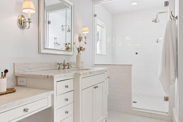 2735 E Lake Of The Isles Parkway, Minneapolis, MN 55408