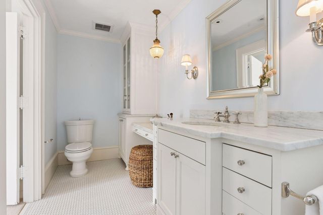 2735 E Lake Of The Isles Parkway, Minneapolis, MN 55408