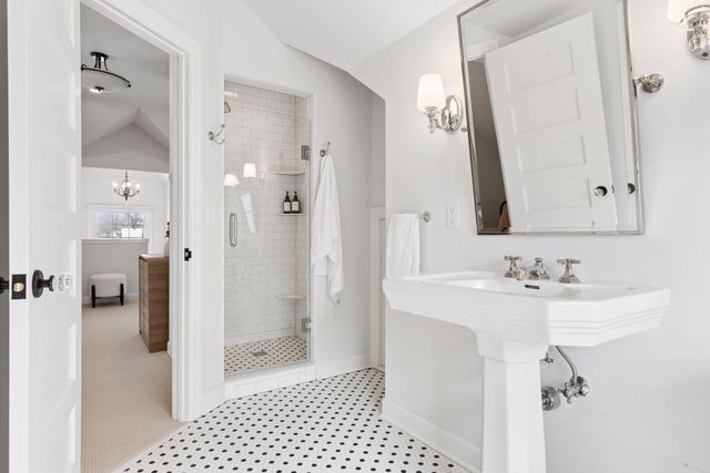 2735 E Lake Of The Isles Parkway, Minneapolis, MN 55408