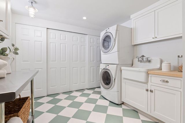 2735 E Lake Of The Isles Parkway, Minneapolis, MN 55408