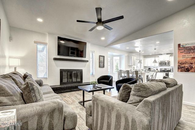 4524 E KELTON Lane, Phoenix, AZ 85032