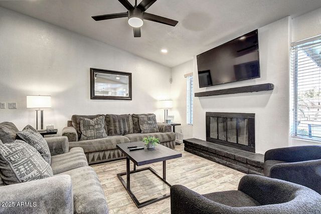 4524 E KELTON Lane, Phoenix, AZ 85032