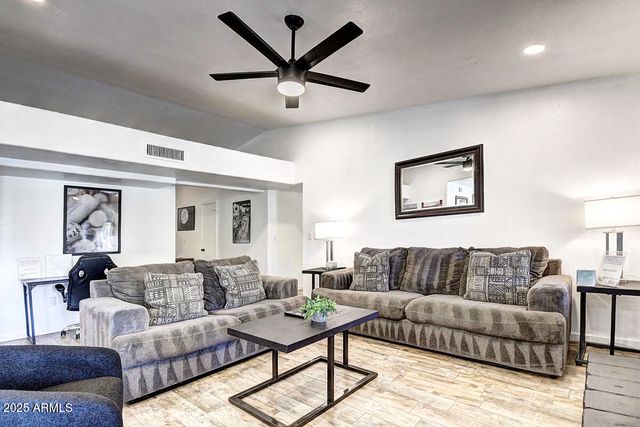 4524 E KELTON Lane, Phoenix, AZ 85032