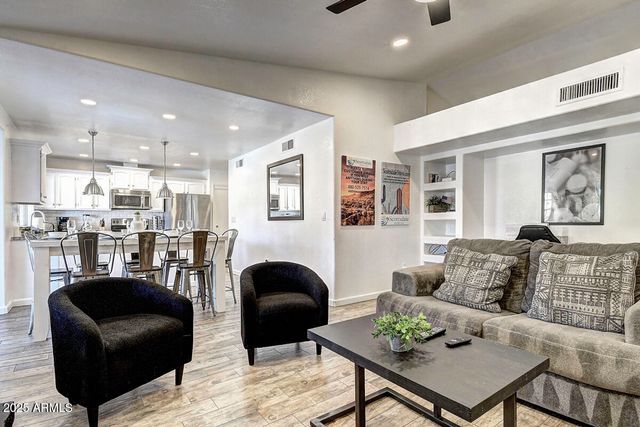 4524 E KELTON Lane, Phoenix, AZ 85032