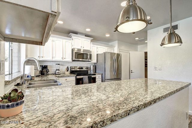 4524 E KELTON Lane, Phoenix, AZ 85032