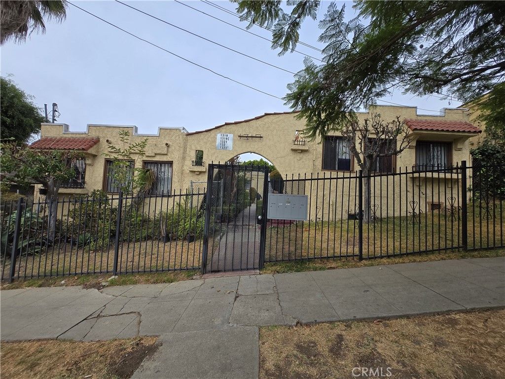 1319 Douglas, Los Angeles, CA 90026