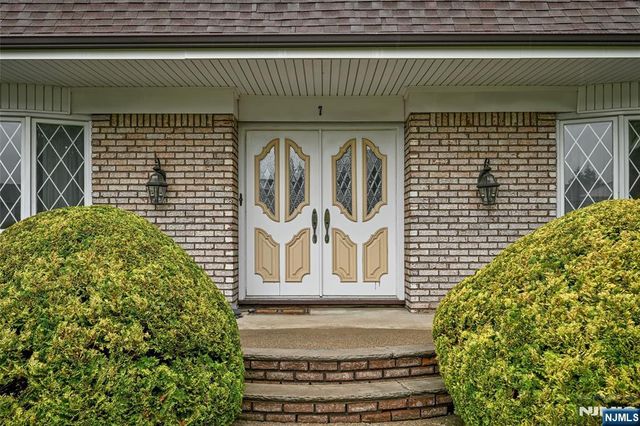 7 Glendale Lane, Fairfield, NJ 07004