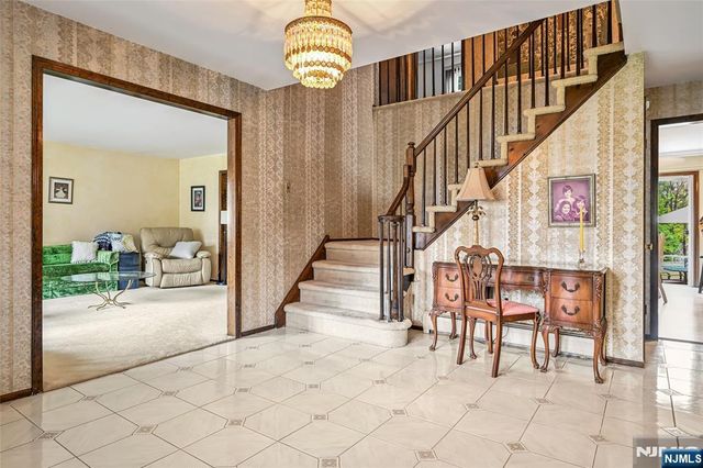 7 Glendale Lane, Fairfield, NJ 07004