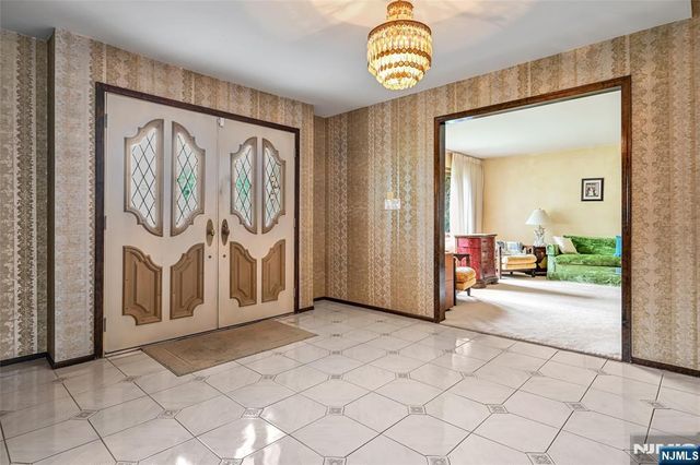 7 Glendale Lane, Fairfield, NJ 07004