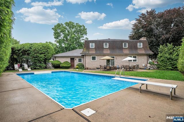 7 Glendale Lane, Fairfield, NJ 07004