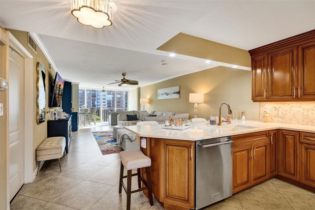 3180 NE 48th Court 404, Lighthouse Point, FL 33064