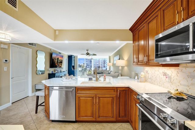 3180 NE 48th Court 404, Lighthouse Point, FL 33064