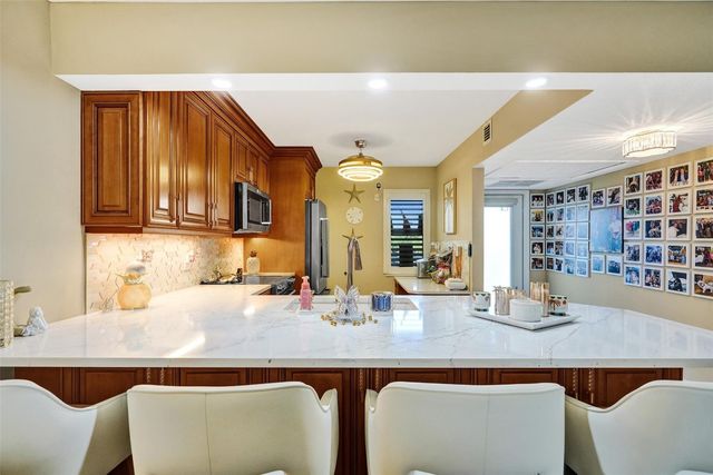 3180 NE 48th Court 404, Lighthouse Point, FL 33064