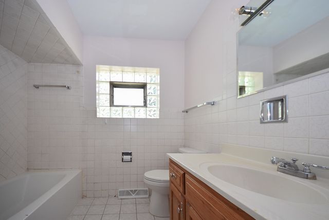 5041 N Knight Avenue, Norridge, IL 60706